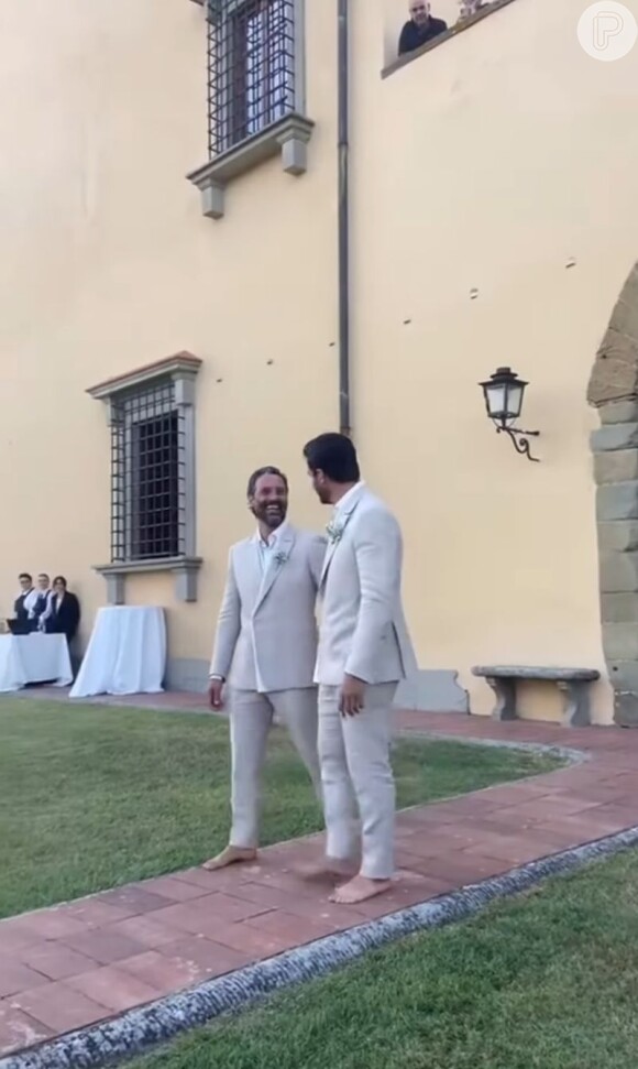 Marco Pigossi e Marco Calvani se casaram na Itália ao pôr do sol