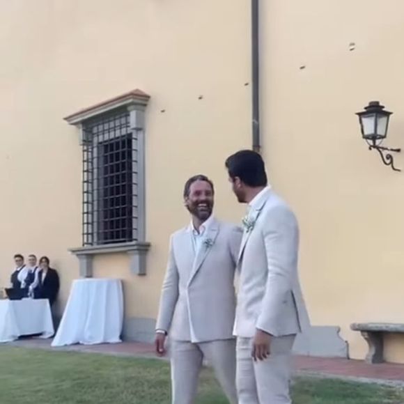 Marco Pigossi e Marco Calvani se casaram na Itália ao pôr do sol