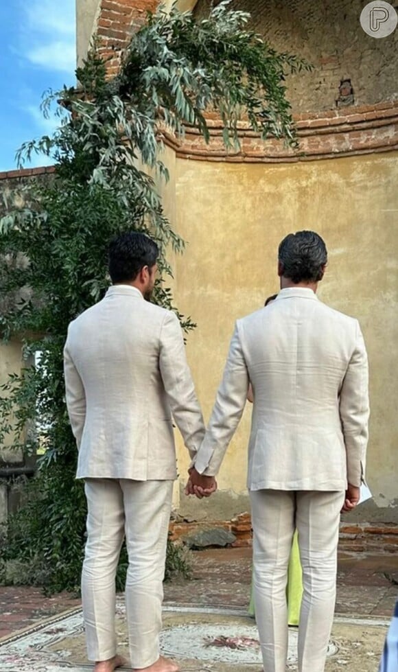 Marco Pigossi e Marco Calvani não usaram sapatos na cerimônia de casamento