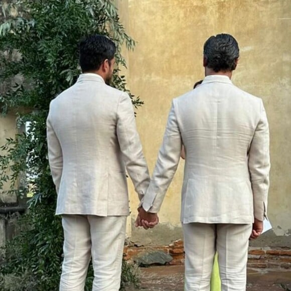 Marco Pigossi e Marco Calvani não usaram sapatos na cerimônia de casamento