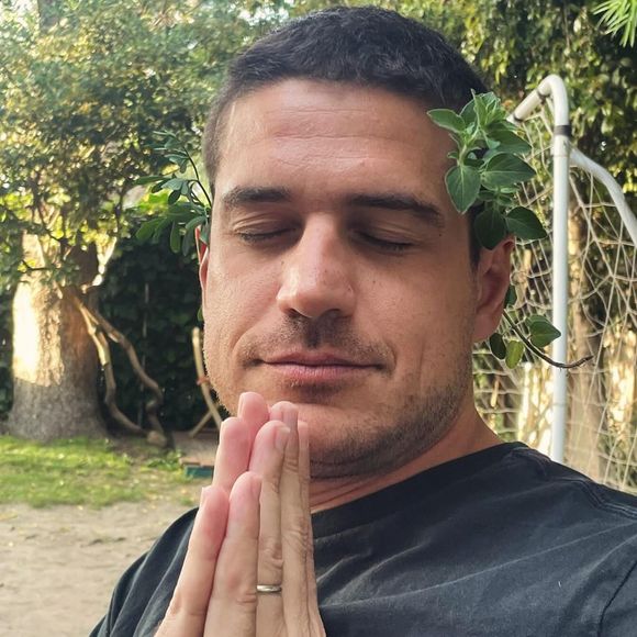 Marco Pigossi revelou que antes de assumir o relacionamento tinha medo de ser descoberto gay