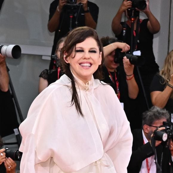 Barbara Paz investiu em um look monocromático all white de de Lenny Niemeyer, incluindo uma capa de chuva e bota de salto alto.