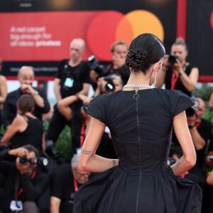 Detalhes do look de Anttónia, filha de Gloria Pires e do cantor Orlando Morais, surpreendeu no festival de Veneza 2024