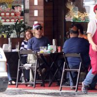 Owen Wilson almoça com amigo durante férias no Rio