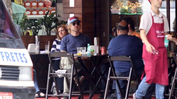 Owen Wilson almoça com amigo durante férias no Rio
