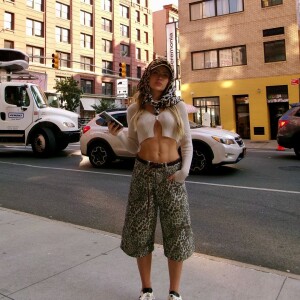 Jade Picon recebeu diversos elogios de internautas ao exibir look animal print sem sutiã em Nova York