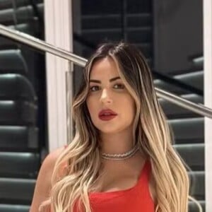 Deolane Bezerra tem bolsa vermelha de couro da Chanel de R$ 45 mil