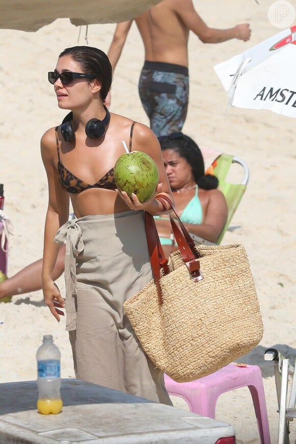 Sophie Charlotte ainda se refrescou com um coco verde e completou o look com uma canga sem estampas