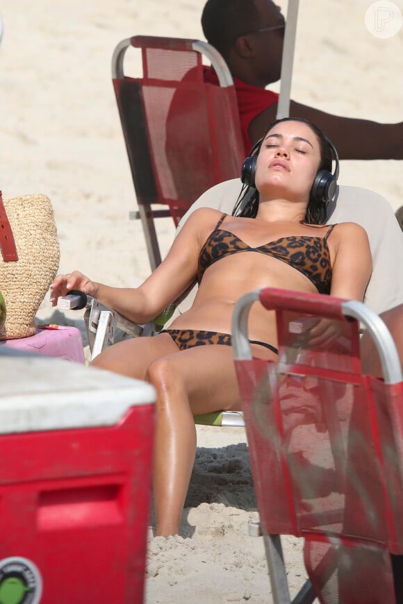 Sophie Charlotte, usando animal print, renovou seu bronzeado e mostrou seu belo corpo para as câmeras