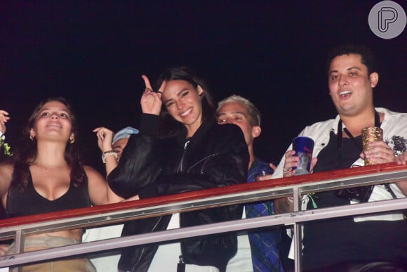 Rock in Rio 2024: Bruna Marquezine posou para o fotógrafo fazendo o sinal da paz com os dedos