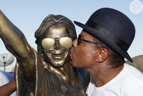 Tito Jackson no Rio de Janeiro em 2016, beijando a estátua do irmão Michael Jackson