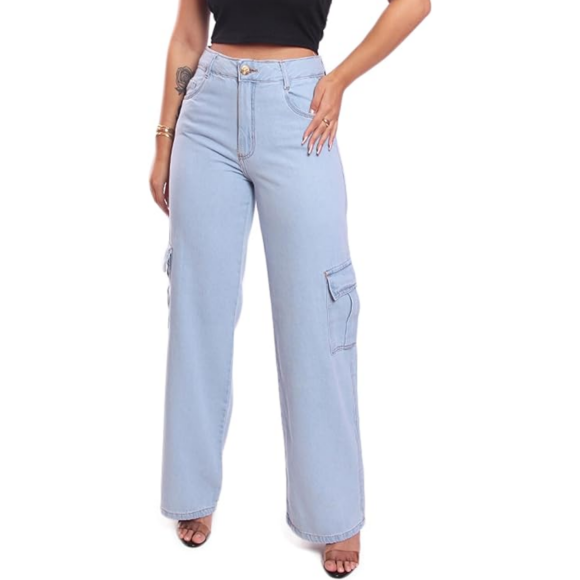 Calça wide leg cargo cintura alto jeans clara com 6 bolsos