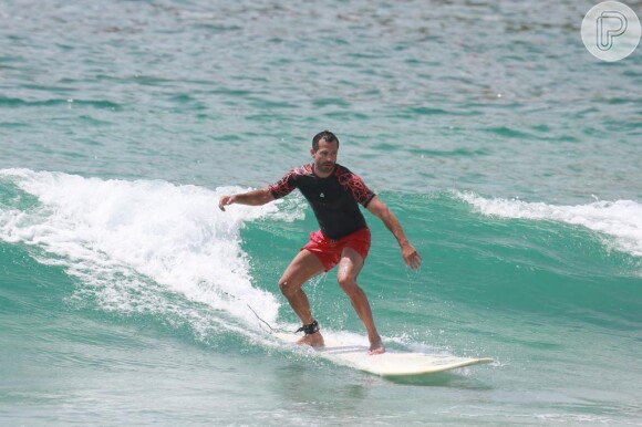 Malvino Salvador tem feito aulas de surfe nas praias do Rio de Janeiro