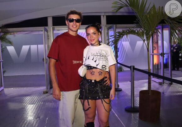 Rock in Rio 2024: Mel Maia, ao lado do namorado, escolheu uma combinação de cropped e saia preta