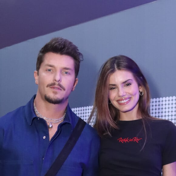 Rock in Rio 2024: Camila Queiroz e Klebber Toledo foram bem basiquinhos; atriz apostou em uma calça jeans com cropped com a logo do festival