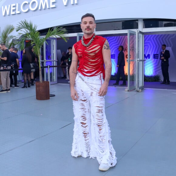 Rock in Rio 2024: ex-Fazenda Alex Gallete também ousou em seu look branco e vermelho repleto de vazados