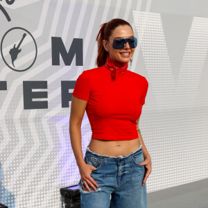 Rock in Rio 2024: Giovanna Lancellotti elegeu um cropped vermelho com calça jeans para seu look