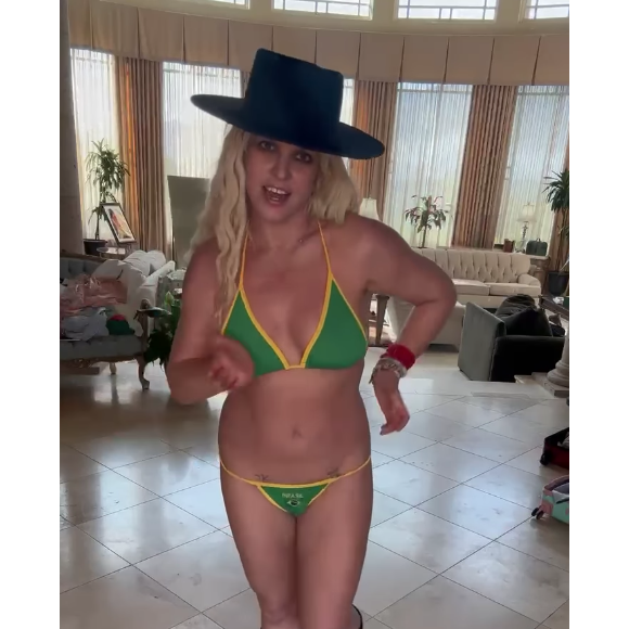 Com o biquíni abaixado no limite, Britney Spears dançou a música 'Issues', de Julia Michaels