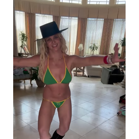 Britney Spears mostrou todo seu gingado para a câmera, combinando o biquíni com um par de botas e chapéu preto