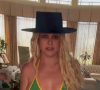 Britney Spears posou com um biquíni verde e amarelo de cintura baixa, com a bandeira do Brasil estampada na calcinha