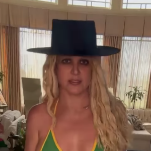 Britney Spears posou com um biquíni verde e amarelo de cintura baixa, com a bandeira do Brasil estampada na calcinha