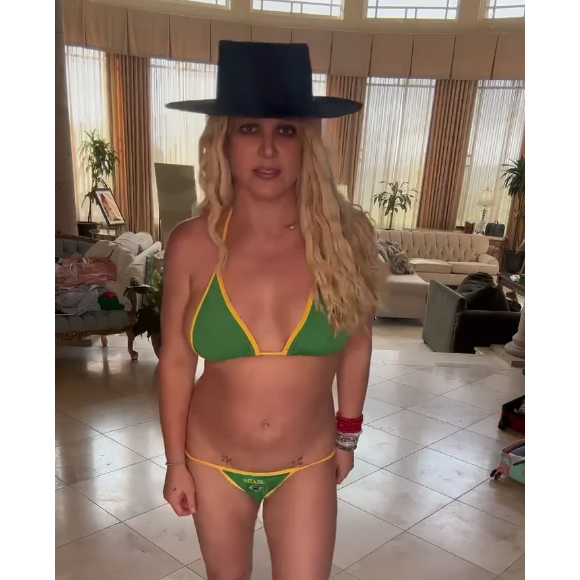 Britney Spears posou com um biquíni verde e amarelo de cintura baixa, com a bandeira do Brasil estampada na calcinha