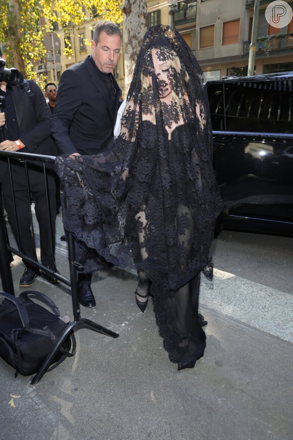 A diva Madonna também marcou presença na Seman de Moda de Milão e ousou a aparecer com um look all black, com véu, que cobria desde o topo da sua cabeça, até os joelhos.