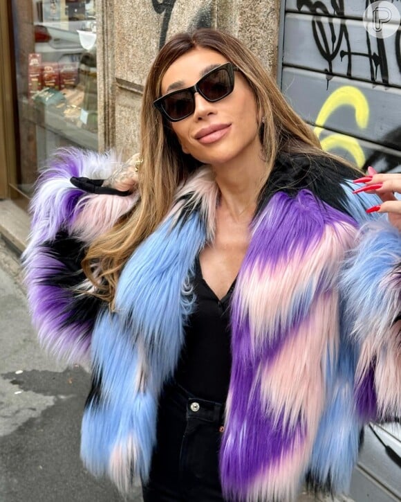 Maya Massafera também está arrasando por aí nos looks para os eventos da Semana de Moda de Milão, e apostou num casaco todo de plumas, colorido, na pegada candy color.