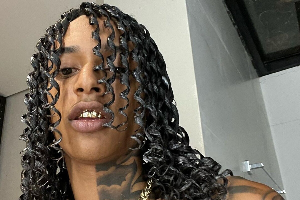 Foto: Oruam foi filmado no exato momento em que cospe no rosto de uma  pessoa que estava na plateia do show realizado no Villas Music Bar, na  cidade de Lauro de Freitas,