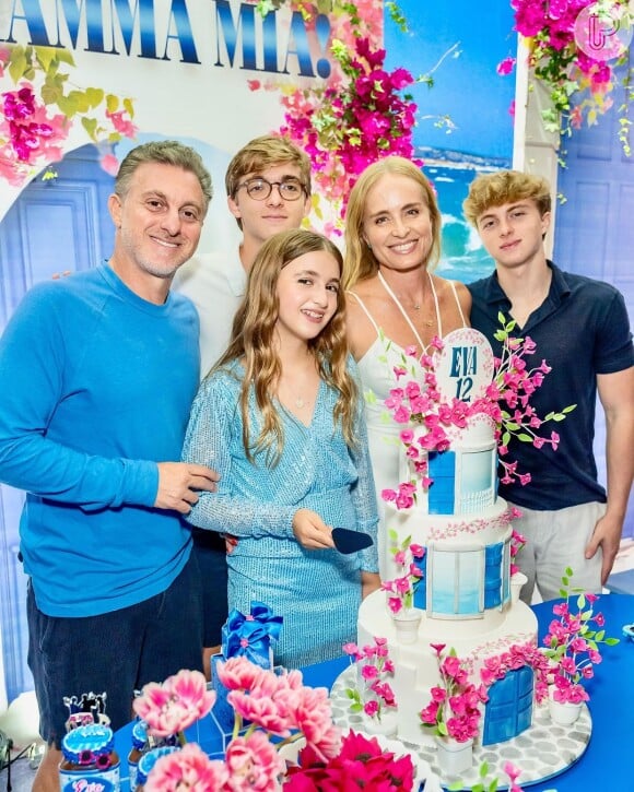 Filha de Luciano Huck e Angélica, Eva surgiu com os pais e os irmãos em foto do 12º aniversário