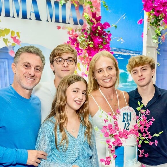 Filha de Luciano Huck e Angélica, Eva surgiu com os pais e os irmãos em foto do 12º aniversário