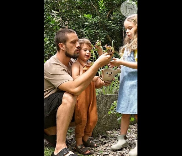 Rafael Cardoso disse que está um ano sem ver os filhos com Mari Bridi, Aurora (10 anos) e Valentin (6 anos)