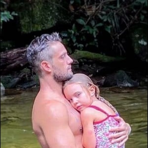 Rafael Cardoso resgatou vários momentos com a filha Aurora em seu aniversário de 10 anos