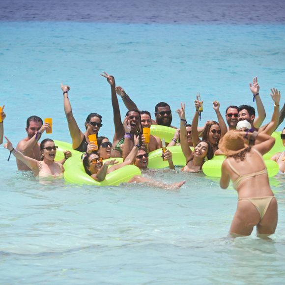 A influenciadora Gabi Lopes está comemorando seus 30 anos cercada de famosos em Curaçao, no Caribe