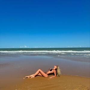 Yasmin Brunet atualizou seu perfil do Instagram com novas fotos belíssimas curtindo um verdadeiro paraíso na praia
