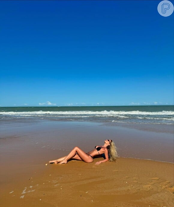 Yasmin Brunet atualizou seu perfil do Instagram com novas fotos belíssimas curtindo um verdadeiro paraíso na praia