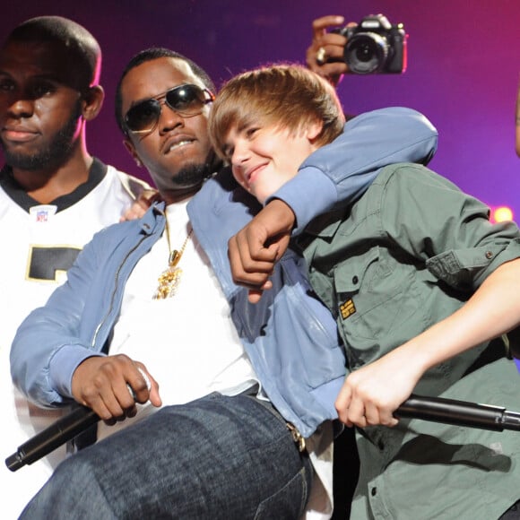 Justin Bieber e P. Diddy: o tabloide TMZ resgatou, nesta sexta-feira (04), o vídeo da participação da dupla no talkshow 'Jimmy Kimmel Live', em 2011