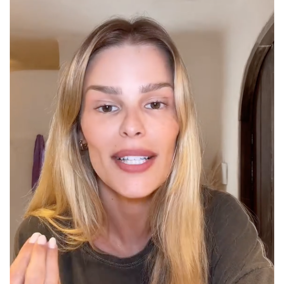 "O que ela fez no rosto?" e "O que aconteceu com ela?" foram comentários populares no vídeo de Yasmin Brunet