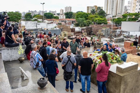 Familiares e amigos estiverewm presentes no sepultamento de Cid Moreira