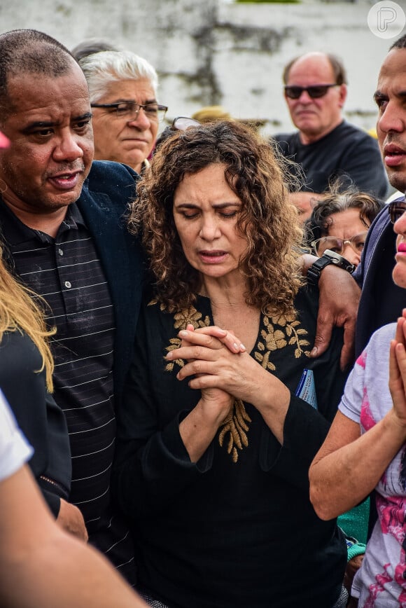 Viúva se emociona na despedida de Cid Moreira em Taubaté, SP