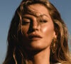 Gisele Bündchen posou para fotos em looks ousados da marca, como este hot pants off white