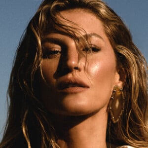 Gisele Bündchen posou para fotos em looks ousados da marca, como este hot pants off white