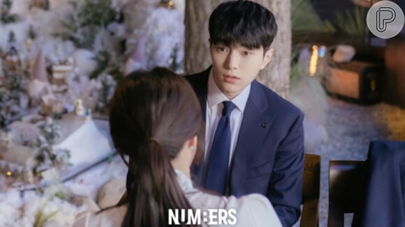 No dorama 'Números', do Viki, Jang Ho-woo (L - Kim Myung-soo), é um jovem que se forma no ensino médio e se torna líder na maior empresa de contabilidade do país.