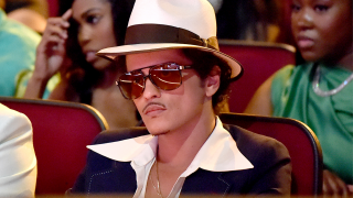 Bruninho está on! Bruno Mars admite fim de namoro de 13 anos em show; jornal revelou relação 'em ruínas'