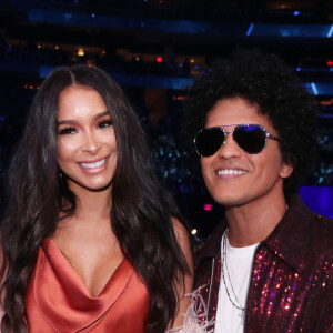 Bruno Mars terminou seu relacionamento com Jessica Caban