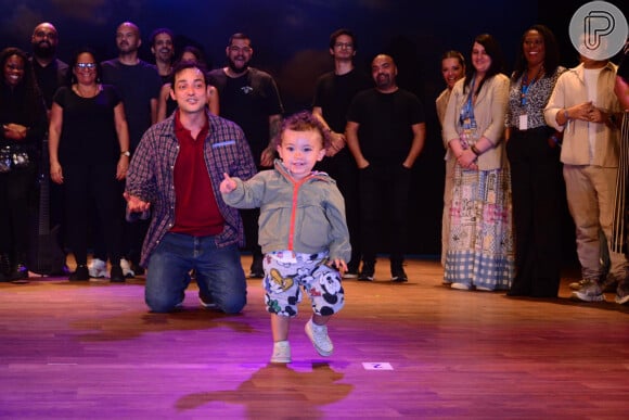 Filho de Eduardo Sterblitch, Caetano roubou a cena no palco do musical 'Uma Babá Quase Perfeita'