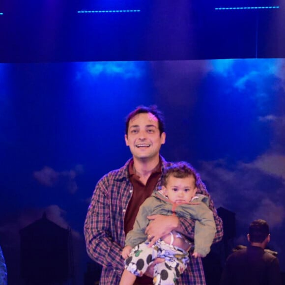 Filho de Eduardo Sterblitch, Caetano acompanhou a estreia para famosos do pai no musical 'Uma Babá Quase Perfeita'