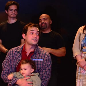 Filho de Eduardo Sterblitch e Louise D'Tuani, Caetano usou bermuda divertida na estreia VIP de Filho do musical 'Uma Babá Quase Perfeita'