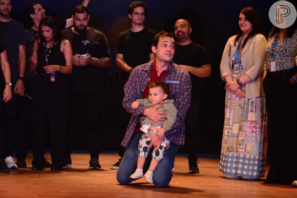 Filho de Eduardo Sterblitch e Louise D'Tuani, Caetano usou bermuda divertida na estreia VIP de Filho do musical 'Uma Babá Quase Perfeita'