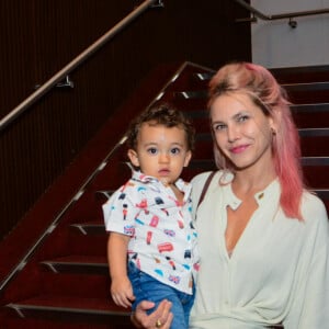 Louise D'Tuani chegou ao teatro com o filho Caetano, 1 ano